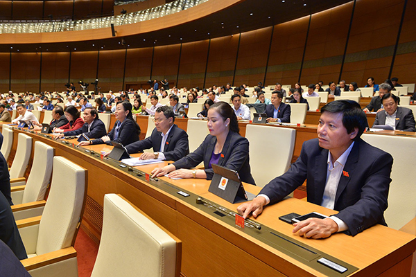 Các ĐB bấm nút thông qua bộ luật Lao động (sửa đổi). Ảnh: Minh Đạt