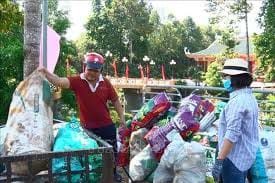 Chương trình Đổi rác thải nguy hại lấy sách vở cho học sinh.