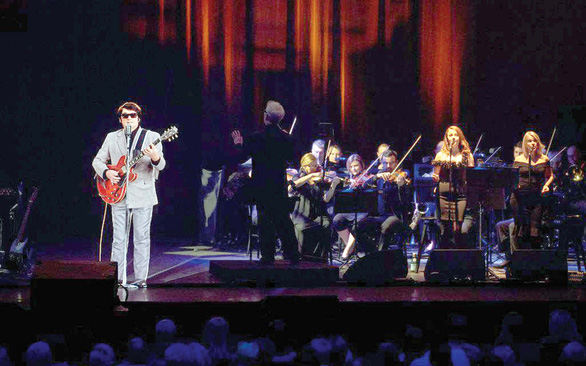 Công nghệ hologram đưa ca sĩ - nhạc sĩ người Mỹ Roy Orbinson trở lại sân khấu - Ảnh: BASE Holograms