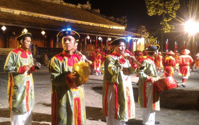 Trình diễn nhã nhạc tại Festival Huế  Ảnh: Bùi Ngọc Long