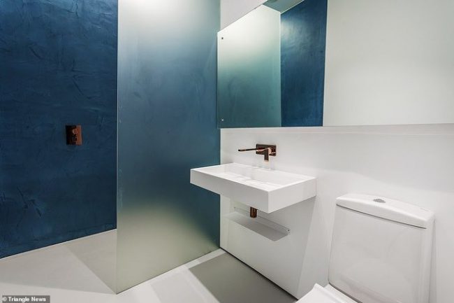 Một số phòng tắm trong ngôi nhà có màn hình kính tráng men ngăn cách vòi hoa sen với khu vực nhà vệ sinh
