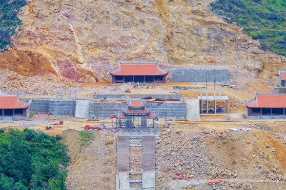 Năm qua, Tuổi Trẻ đã tiên phong mang tới câu chuyện phá núi xây khu du lịch sinh thái văn hóa tâm linh Lũng Cú - Ảnh: MAI THƯƠNG