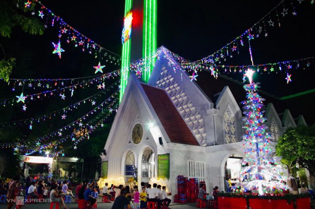 Nhà thờ Giáo xứ Đức Mẹ Hằng Cứu Giúp còn gọi là nhà thờ Kỳ Đồng (đường Kỳ Đồng, quận 3) cũng đã hoàn thiện phần trang trí cho lễ Giáng sinh. 