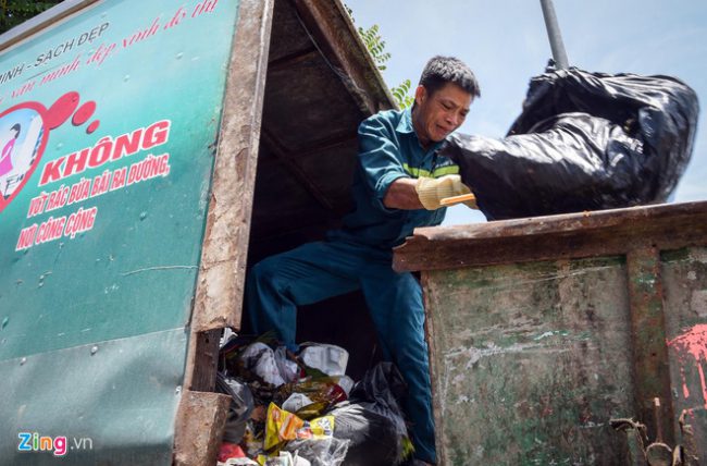 Khoảng 10.000 tấn rác bị ùn ứ ở thủ đô vào tháng 7 vừa qua do bãi rác Nam Sơn bị chặn. Ảnh: Việt Linh