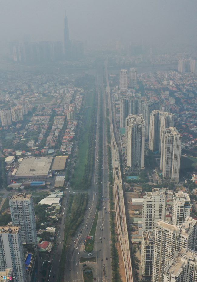 Từ sáng 12/12, TP.HCM lại bị chìm trong mù dày đặc, nhiều tòa nhà biến mất hoàn toàn khi nhìn từ xa. Toà nhà Landmark 81 sừng sững mọi khi mờ ảo trong lớp sương, bụi. Chỉ số chất lượng không khí ở các điểm trong TP liên tục ở mức xấu và kém.