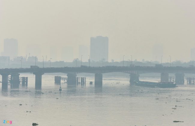 Có nhận định tương tự, ông Lê Đình Quyết, Phó trưởng phòng dự báo Khí tượng Thủy văn khu vực Nam Bộ, nhận định đây không phải sương mù và cho biết hiện tượng này xảy ra liên tục nhiều ngày nay, ngày nhiều ngày ít. Khu vực xung quanh cầu Bình Triệu bị một lớp sương và bụi dày đặc bao phủ. Ảnh: Lê Quân.