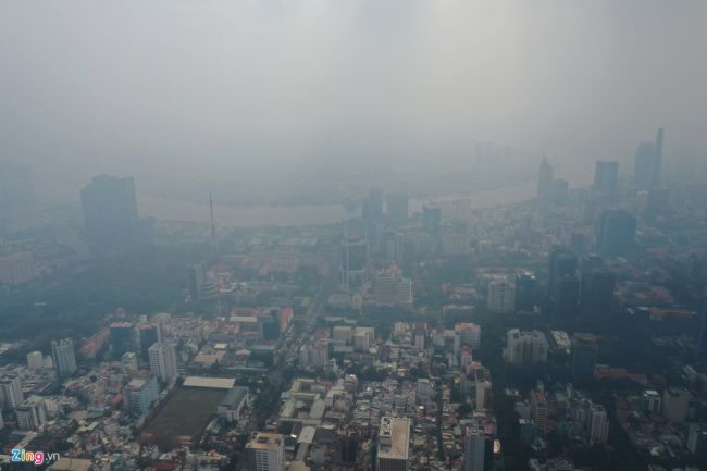 Theo ghi nhận của Zing.vn, mặc dù đã vào thời điểm giữa trưa, chỉ cách nhau con sông Sài Gòn nhưng từ khu trung tâm quận 1 nhìn qua, bán đảo Thủ Thiêm gần như biến mất.