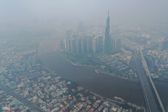 Các tòa nhà phía quận 1 nhìn từ cầu Sài Gòn gần như biến mất hoàn toàn trong lớp sương mù đặc quánh giữa trưa. Theo ứng dụng AirVisual, chỉ số AQI tại hầu hết điểm quan trắc trong TP đều ở mức xấu đến kém, trên 150 đơn vị. Phần mềm này xếp hạng TP.HCM ô nhiễm thứ 6, sau Hà Nội (vị trí thứ 5), trong các TP được đánh giá vào lúc 9h30 sáng nay.