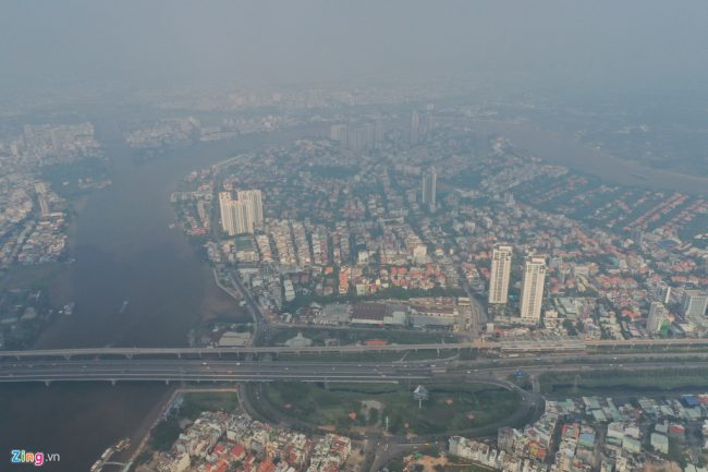 Theo chuyên gia thời tiết Lê Thị Xuân Lan, những ngày này thời tiết miền Nam không có gì bất thường. Lý giải hiện tường cả thành phố mù mịt, bà Lan cho rằng đây là mù khô do ô nhiễm gây ra. Trong ảnh là khuc vực Thảo Điền mờ ảo trong sương lúc 10h sáng trưa nay.