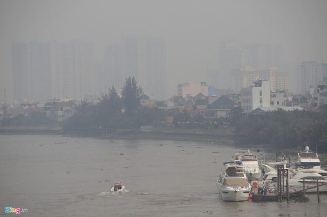 Thảo Điền (quận 2) và Nguyễn Thị Thập (quận 7) là hai vị trí quan trắc có chỉ số AQI cao nhất vào lúc 9h30 sáng, lần lượt là 233 và 232 đơn vị, mức nguy hại cho mọi người.