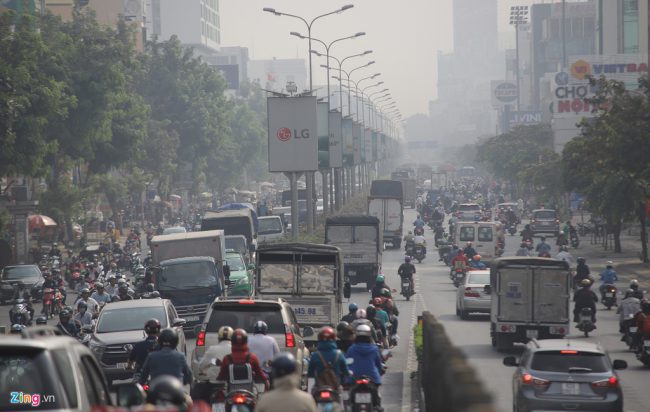 Xe cộ nhích lưu thông đường Cộng Hòa (quận Tân Bình) trong bầu không khí mù đặc.
