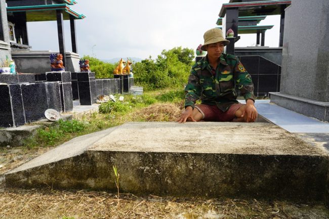 Anh Yô Ni bên mộ voi con Thông Nang chết hồi đầu năm.