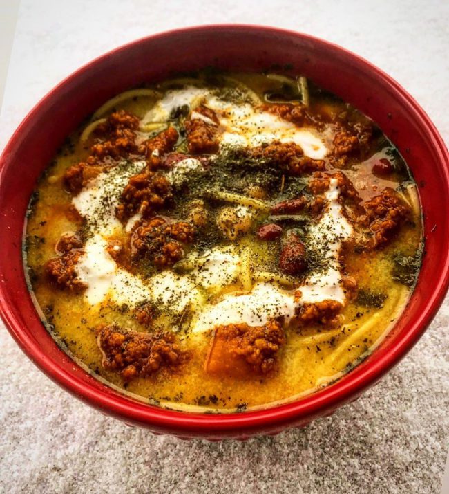 Aush là món mì được nấu với đậu xanh, đậu đỏ, ăn kèm với thịt bò xay và sốt sữa chua. Đây là một trong những món ăn nổi tiếng ở Afghanistan mà du khách nên thưởng thức khi ghé thăm xử sở bí ẩn này. Ảnh: Sanjana.feasts.