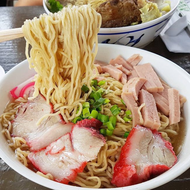 Saimin được làm từ bột mì pha trứng, có xuất xứ từ Hawaii (Mỹ). Món ăn này là sự kết hợp độc đáo giữa phong cách ẩm thực của nhiều quốc gia như Nhật Bản, Trung Quốc, Philippines, Bồ Đào Nha và Polynesia. Một tô mì Saimin đầy đủ gồm có nước dùng, sợi mì và các nguyên liệu ăn kèm như thìa, nấm, gừng, một ít thịt hộp cắt lát mỏng. Ảnh: Gohawaii, Insta.noodls.