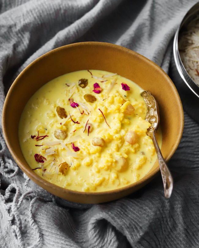 Kheer là một trong những món tráng miệng nổi tiếng của nền ẩm thực Ấn Độ. Món ăn này được nấu từ gạo, sữa tươi, đường, sau đó rắc lên trên ít cơm dừa, hạt dẻ cười và hạnh nhân giã nhỏ. Ảnh: Savorygoodness.