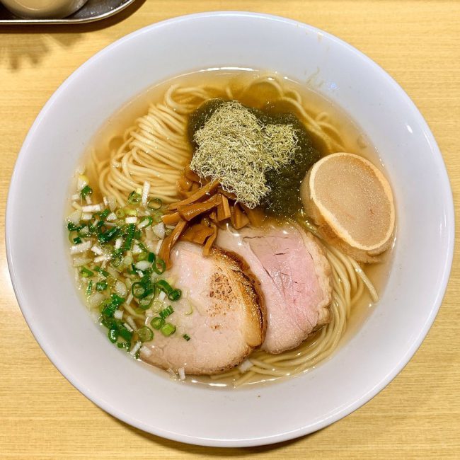 Ramen là món ăn truyền thống của người Nhật, được nhiều tín đồ ẩm thực trên thế giới ưa thích. Một tô mì Ramen đầy đủ gồm có nước dùng được ninh từ thịt hoặc cá, đi kem với thịt lợn thái lát, rong biển khô, giá đỗ và hành lá. Ảnh: Harapecooh.