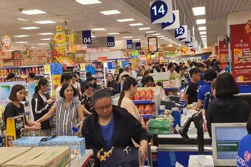 Do lượng khách tăng gấp 3-4 lần ngày thường nên cảnh tượng xếp hàng chờ tính tiền diễn ra thường xuyên tại các siêu thị