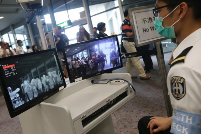 Hệ thống kiểm tra thân nhiệt của du khách tại sân bay Hong Kong. Ảnh: SCMP.