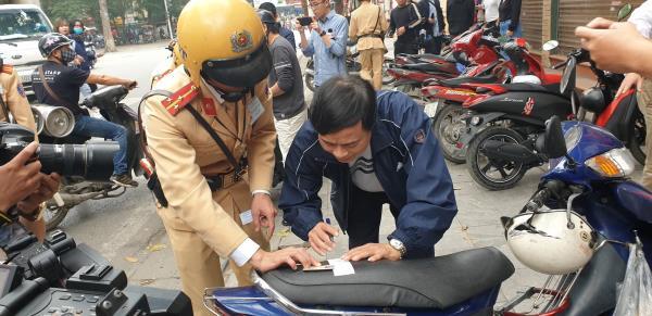 Một trường hợp bị xử phạt sau khi đo nồng độ cồn cao tại Hà Nội ngày 1/1/2020.