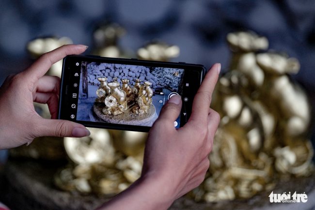 Được biết, không chỉ sản xuất bán mà nhiều xưởng sản xuất chuột "vàng" tại Bát Tràng cũng sẵn sàng hướng dẫn khách tham quan tới đây tự tay làm các sản phẩm độc đáo và thú vị này 