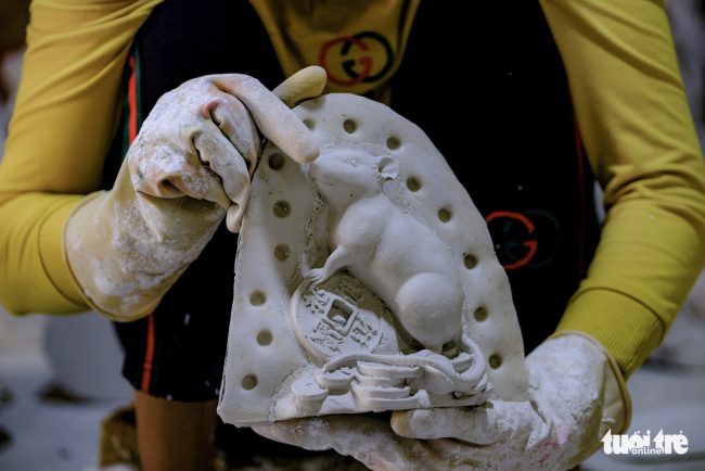 Bột thạch cao được nhào trộn đều với nước rồi được đổ vào khuôn silicon với hình dáng chuột được thiết kế từ trước theo ý tưởng của từng xưởng