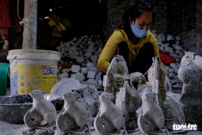 Mất khoảng 15-20 phút để thạch cao trong khuôn khô và có thể tháo ra, đến đây hình thù những chú chuột đã thấy rõ nhưng vẫn còn chưa khô