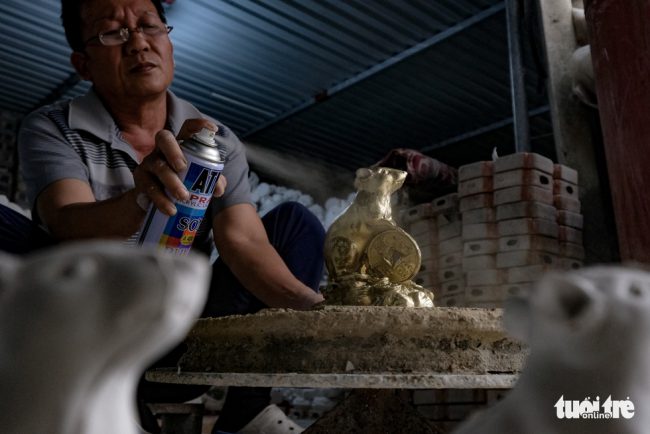 Sau đó sẽ được sơn nhũ vàng