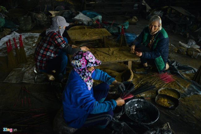 Hiện tại, làng nghề còn khoảng gần 20 hộ sản xuất nhang theo phương pháp thủ công truyền thống, cung cấp các loại nhang cho các thị trường như Hà Nội, Hải Phòng, Quảng Ninh.