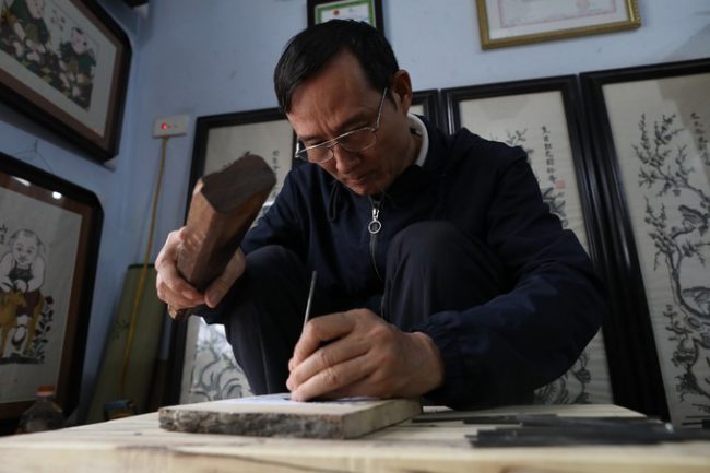 Ông Nguyễn Hữu Quả, 57 tuổi, nghệ nhân đời thứ 20 của dòng họ Nguyễn Hữu, là một trong 3 người trong làng Đông Hồ còn theo nghề làm tranh dân gian. 