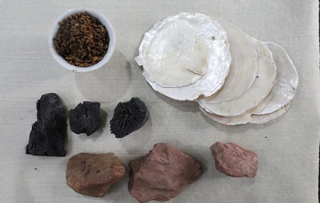 Các màu sắc chủ đạo trong tranh Đông Hồ là đỏ, trắng, vàng, xanh, đen, tím đều được nghệ nhân chế từ nguyên liệu tự nhiên. Màu đỏ từ sỏi son trên núi Thiên Thai, màu trắng từ mai con điệp ở biển, màu xanh từ lá chàm, màu vàng từ hoa hòe, màu đen từ than củi và màu tím từ quả mùng tơi chín già.