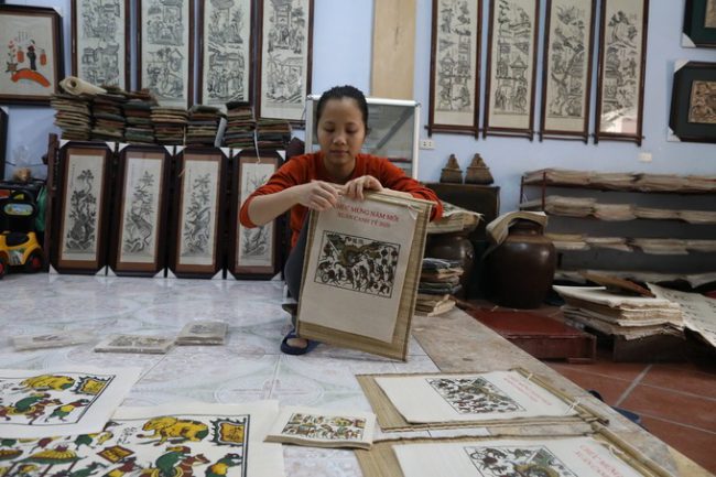 Tết Canh Tý, gia đình nghệ nhân Nguyễn Hữu Quả in 200 bộ lịch đề tài con chuột, kèm bưu thiếp, sổ tay bằng giấy dó, chủ yếu theo đặt hàng.  "Tranh Đông Hồ từng là đồ chưng Tết không thể thiếu trong các gia đình.  Cuộc sống thay đổi, ngày càng ít người mua nên nghề tranh dần mai một", ông Quả nói và cho hay khách hàng của ông hiện nay chủ yếu là Việt kiều và người nước ngoài.