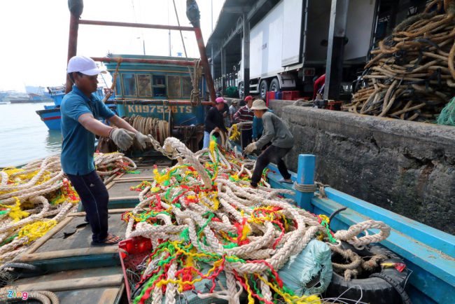 Trong khi một số tàu cập bến chuyến cuối cùng, số khác lại tất bật chuẩn bị ngư cụ để ra khơi. "Ra chuyến này để kịp về chuyến đầu năm tân niên", ngư dân Mạnh chia sẻ.