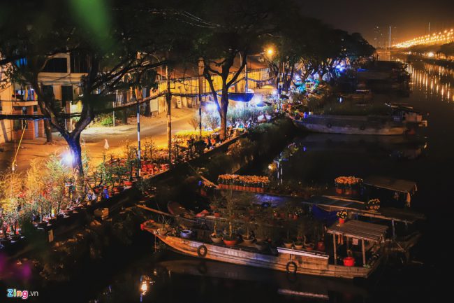 Giáp Tết, bến Bình Đông (Q.8, TP.HCM) tấp nập ghe thuyền chở hoa từ các tỉnh miền Tây về.