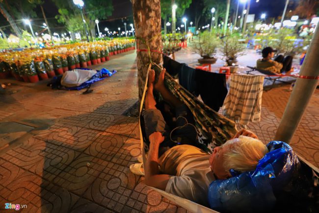 "Tình hình buôn bán mấy hôm nay khá ảm đạm, khách chủ yếu đi xem và dò giá chứ ít mua", ông Năm Phước từ Vĩnh Long lên phụ trông hoa cùng người cháu chia sẻ. Ông cho biết thêm nhiều đêm, ông mệt quá ngủ quên và bị trộm vài chậu hoa.