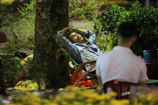 Các tiểu thương tại chợ hoa Công viên Gia Định nằm ngủ trên những giường xếp hoặc nằm tạm trên chiếc chiếu mỏng.