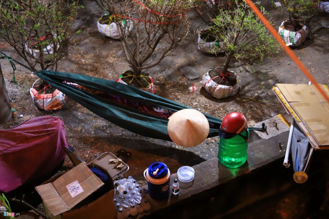 Tuy nhiên, một số tiểu thương quá mệt mỏi, tranh thủ chợp mắt trên những giường xếp hoặc võng được mắc tạm.