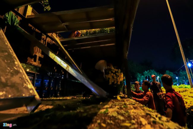 Người lao động đủ các lứa tuổi, mỗi người một việc làm suốt đêm.