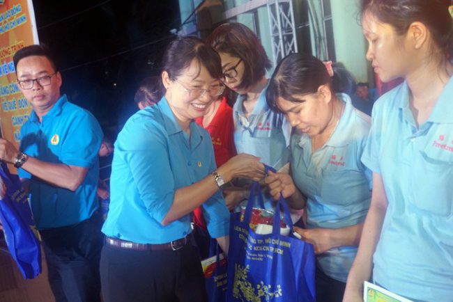Chủ tịch LĐLĐ TP Trần Thị Diệu Thuý, trao quà Tết cho công tại chương trình