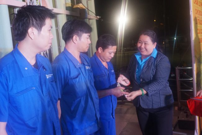 Bà Lê Thị Kim Thúy, Phó Chủ tịch LĐLĐ TP HCM trao vé xe cho công nhân