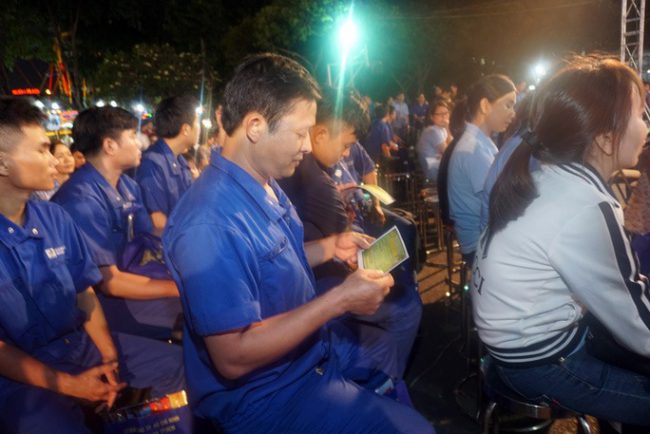 Nhiều công nhân xúc động khi cầm tấm vé xe trên tay