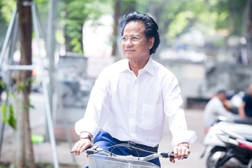 Chế Linh đạp xe dạo phố Hà Nội năm 2017.