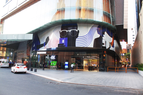 Không gian rộng rãi đến 1.000m2 của Samsung Showcase tại tầng trệt tòa nhà biểu tượng của TP HCM.