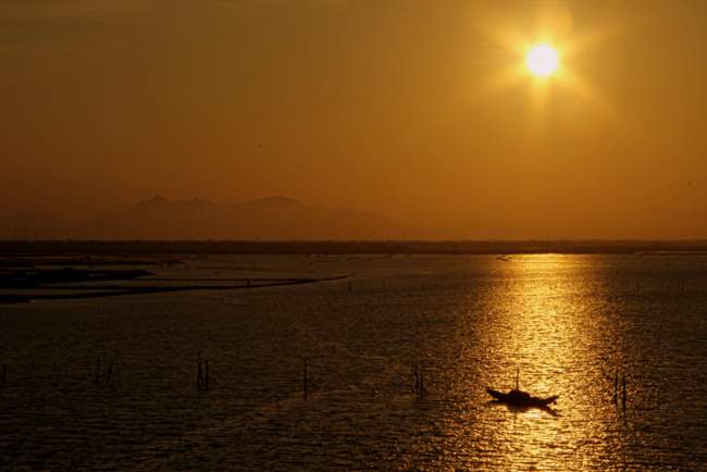 Chiều trên Phá Tam Giang - Huế Mặt trời đang chuẩn bị lặn xuống trên vùng đầm phá mênh mông.