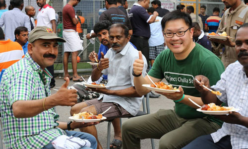 Công nhân nhập cư ở Singapore ăn trưa trên đường phố. Ảnh: Project Chulia.