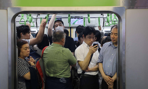 Hành khách chen cứng trên tàu điện ngầm Tokyo. Ảnh: CNN