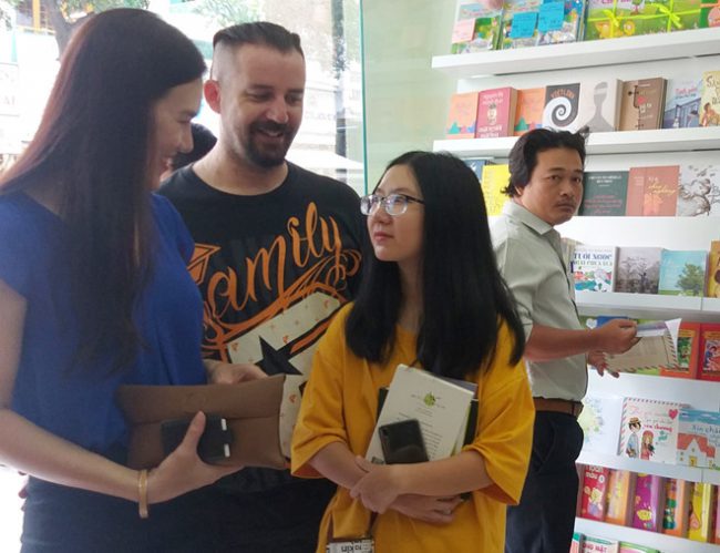 Nguyễn Ngọc Yến Vy (thứ 3 từ trái sang) cùng cha mẹ đi mua sách mà không dùng túi ni lông.