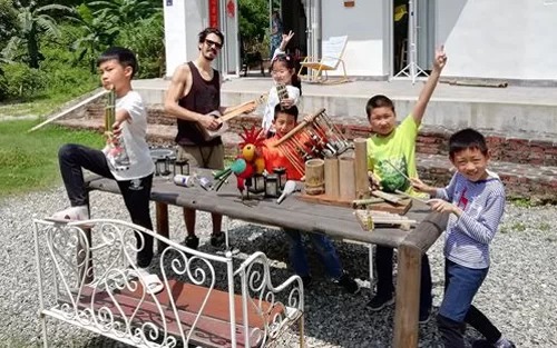 Một số thành viên của ban nhạc Tái chế đang tập luyện với sự hướng dẫn của giáo viên âm nhạc Nemanja Radovanovic