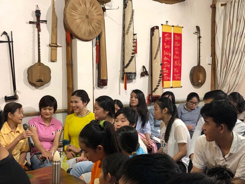 NSƯT Tuyết Mai (áo dài) cùng các học viên lớp học nhạc dân tộc miễn phí năm thứ 10 khai giảng tại TrucMai music house