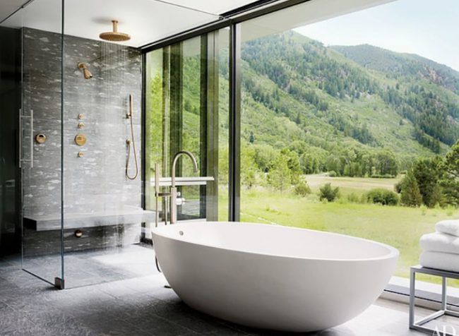 Cửa sổ mở rộng cho phép bạn vừa tắm vừa ngắm nhìn thiên nhiên xung quanh.
