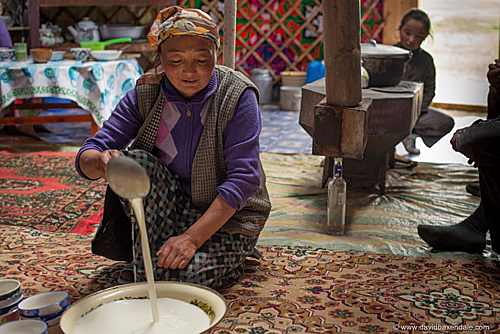 Người Mông Cổ tạo nên hương vị đặc trưng của trà sữa bằng cách đun sôi nước với trà và sữa tươi. Khi uống họ thường bỏ thêm một chút muối, bơ, hạt kê rang. Hương vị của trà sữa sẽ thay đổi theo mùa trong năm. Ảnh: Rove.